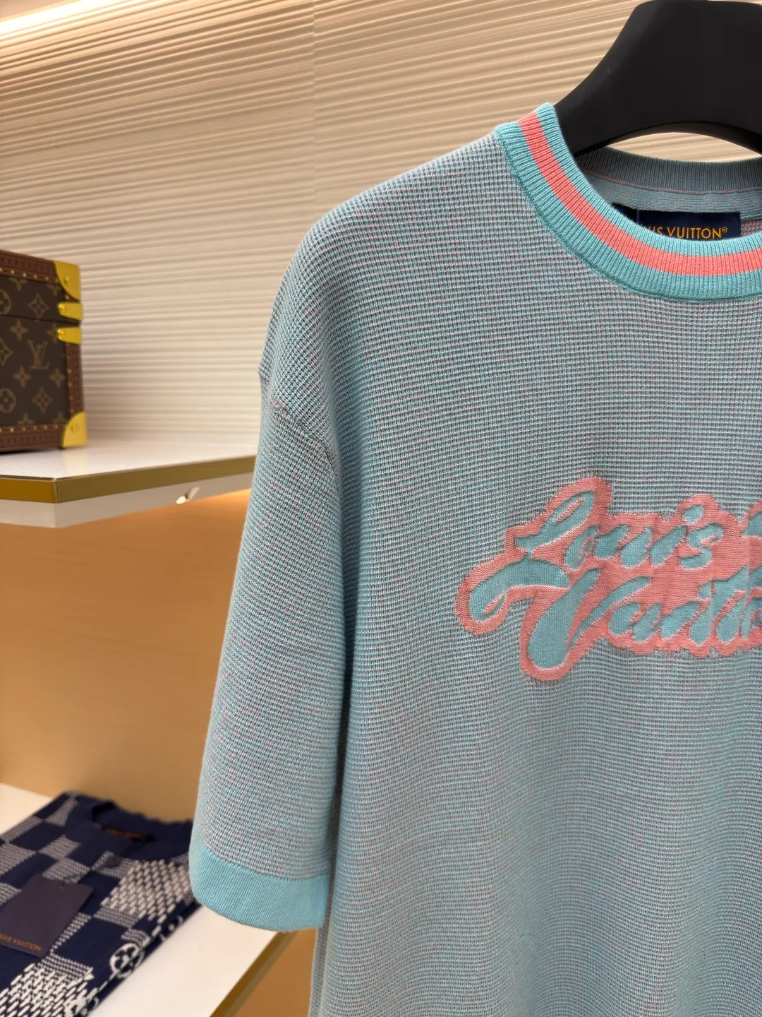 LOUIS VUITTON dolphin jacquard woolen short sleeves ●Authentic product: purchased and developed by 9150 ●Item number: 1680286-A75 ●Fabric: combed cotton ●Technology: jacquard ●Version: fitted version ●Weight: about 355 grams ●Size: XS-S-M-L ●Description: The yarn is made of 2 strips of 2/60 combed cotton on the bottom + 5 strips of polyester + 1 strip of high-elastic stretch frame. The loom is a 14-needle STOLL machine imported from Germany. Each piece of weaving takes 390 minutes. Due to the particularity of this weave, the stability requirements of the machine are very high, and many machines cannot do it. The weaving time is very long, and it is easy to have pieces when weaving the piece, and the loss will be very large. The overall wiring is straight and delicate, the fabric is comfortable and soft, and the color is consistent and has no color difference. It can be matched with the same style to create a fashionable look, and can be used in various occasions. Customized accessories, complete with three standards, same style for men and women!